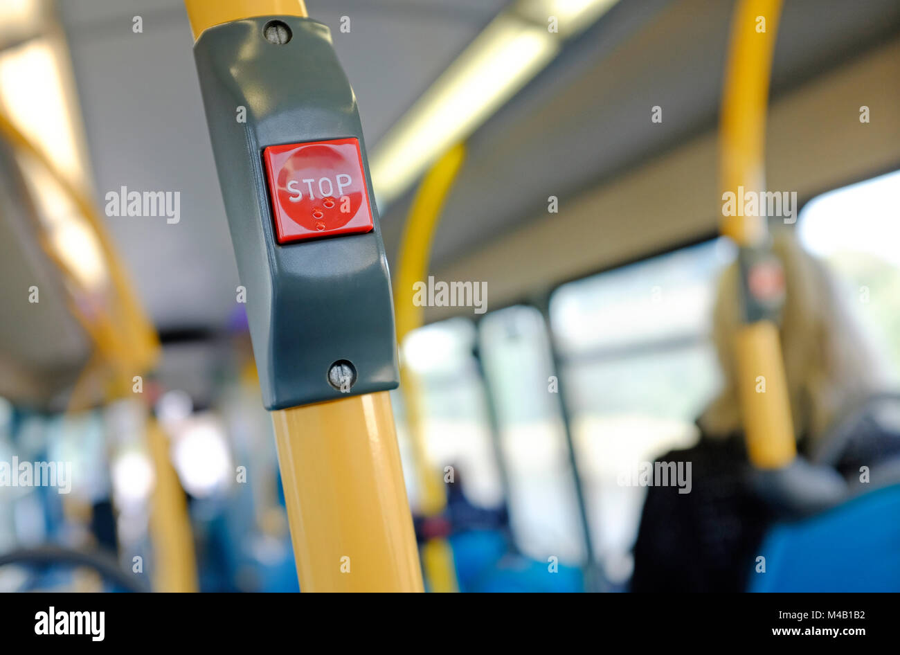 I mezzi di trasporto pubblico bus stop pulsante rosso Foto Stock