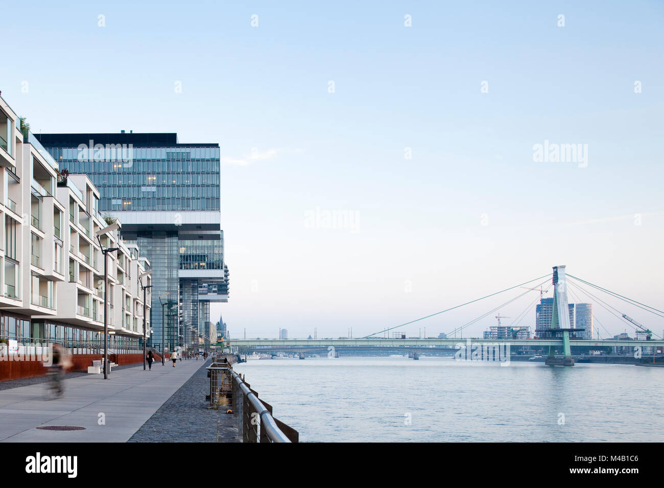 Progetto di sviluppo urbano nel vecchio porto industriale "Rheinauhafen' presso il fiume Reno a Colonia, Germania Foto Stock