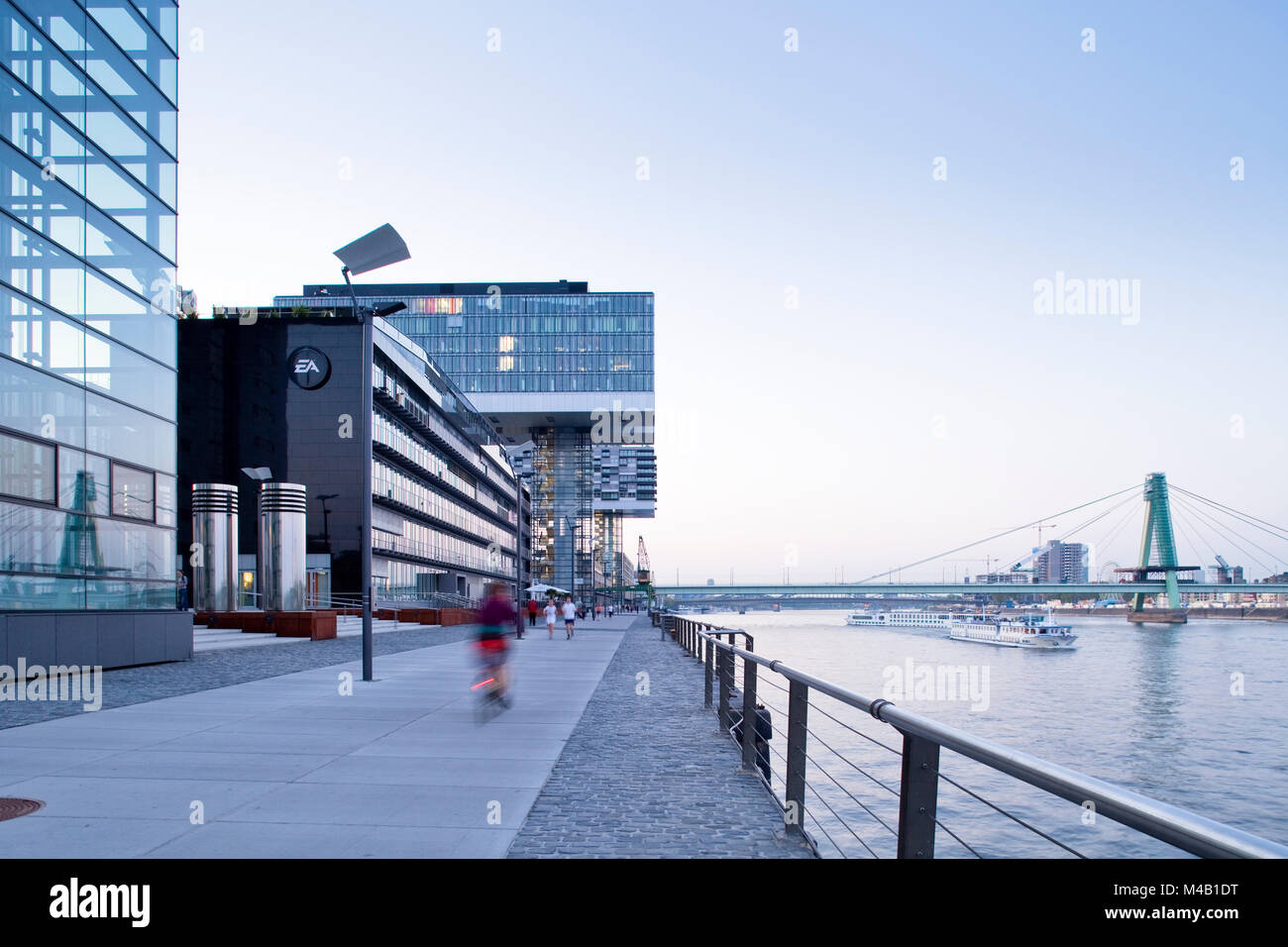 Progetto di sviluppo urbano nel vecchio porto industriale "Rheinauhafen' presso il fiume Reno a Colonia, Germania Foto Stock