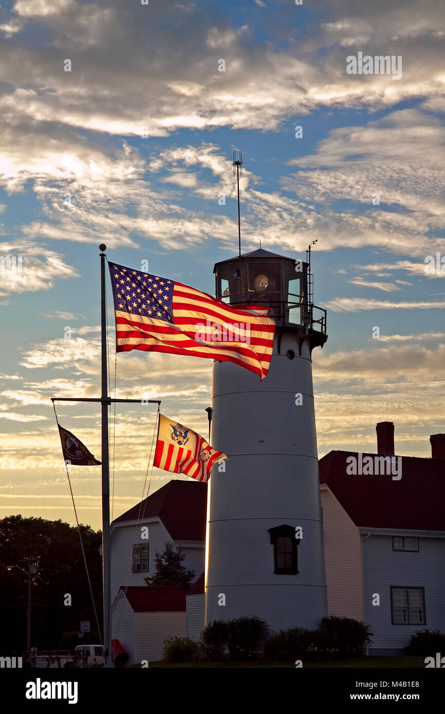 Chatham coast guard faro con bandiera americana a sunsetlate eveing Foto Stock