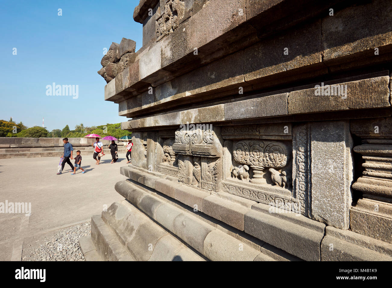 Sculture in pietra su una torre di base. Prambanan tempio indù composto, la regione speciale di Yogyakarta, Java, Indonesia. Foto Stock
