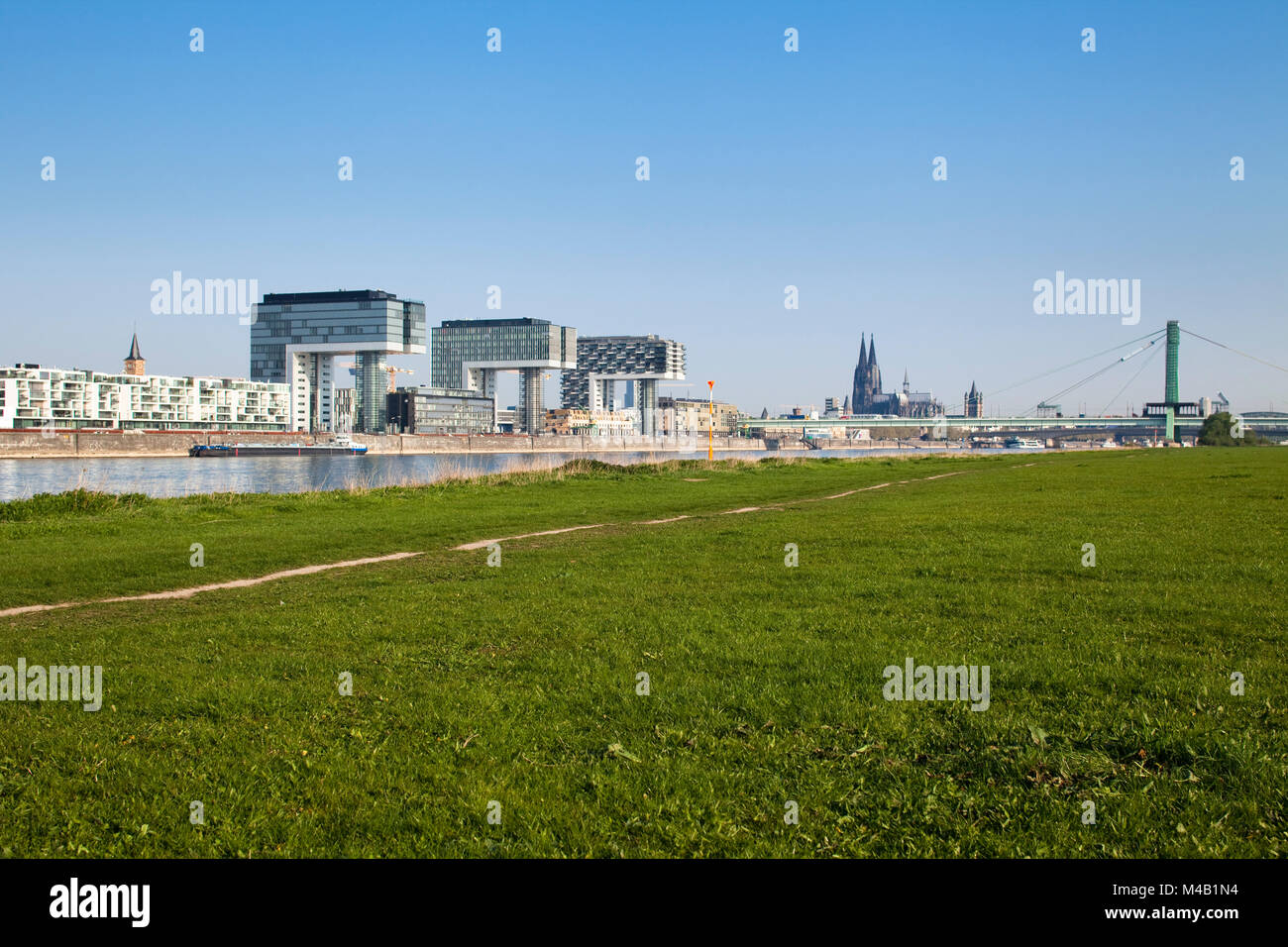 Progetto di sviluppo urbano nel vecchio porto industriale "Rheinauhafen' presso il fiume Reno a Colonia, Germania Foto Stock