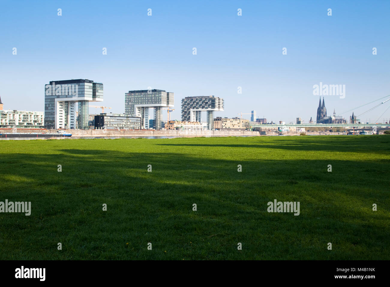 Progetto di sviluppo urbano nel vecchio porto industriale "Rheinauhafen' presso il fiume Reno a Colonia, Germania Foto Stock