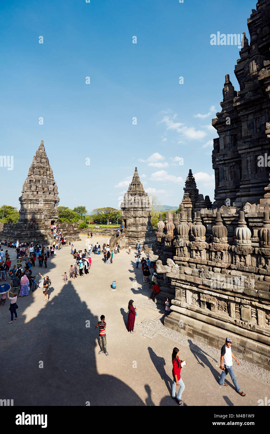 I turisti a Prambanan tempio indù composto. La regione speciale di Yogyakarta, Java, Indonesia. Foto Stock