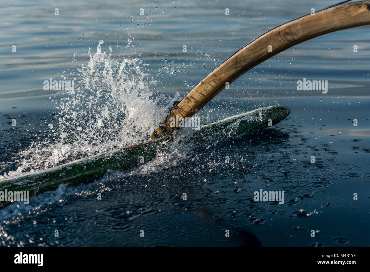 Rigger di Jukung (balinese canoa outrigger),foto prese dalla barca durante il viaggio in barca Foto Stock