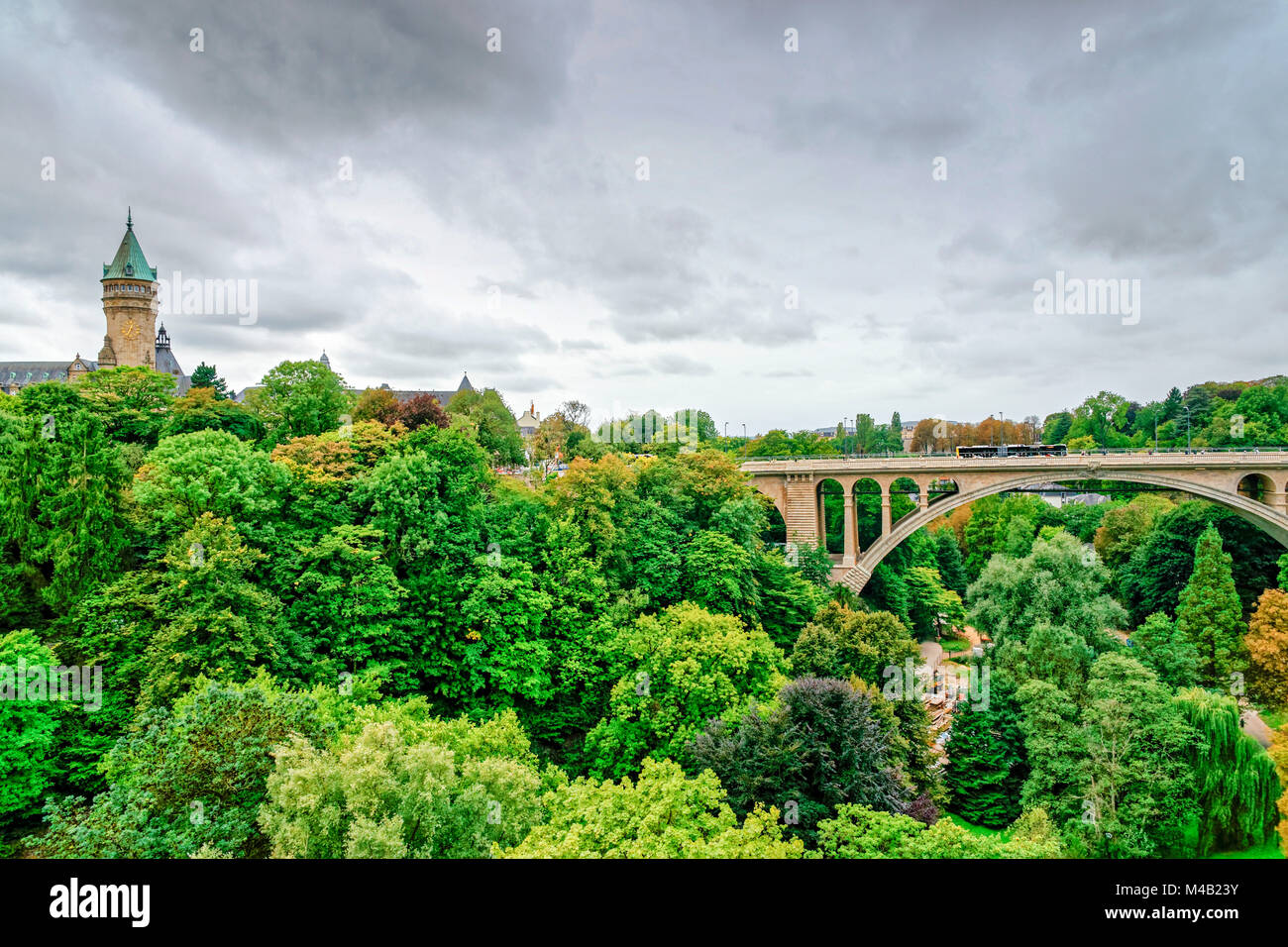 Lussemburgo,Adolphe bridge,torre di Luxemburgish Spuerkeess,città di Lussemburgo Foto Stock