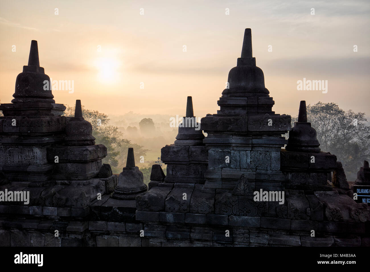 Il Borobudur tempio buddista a sunrise. Magelang Regency, Java, Indonesia. Foto Stock