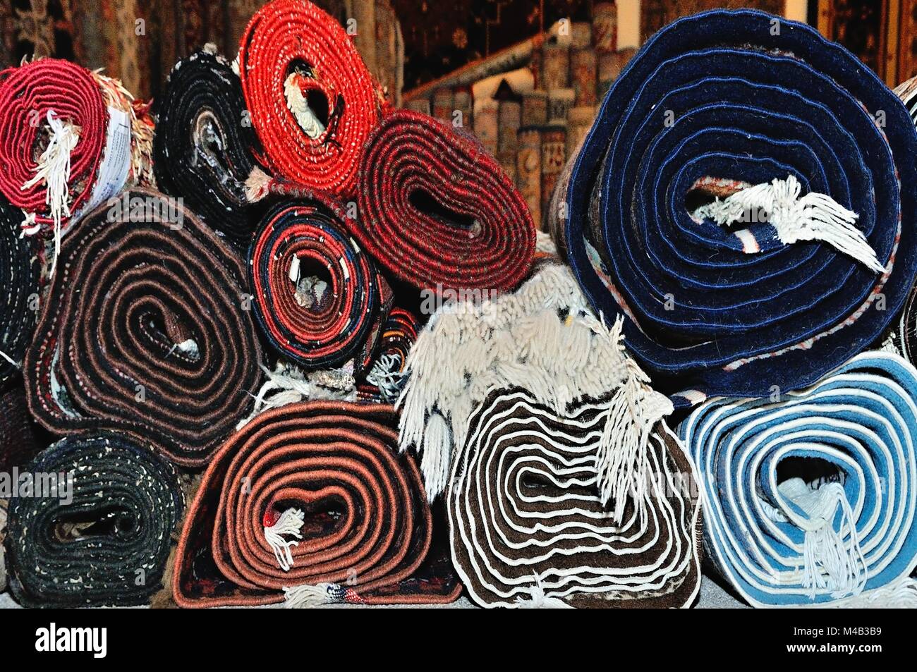 Molti tappetini arrotolato sulla parte superiore di ciascun altro Foto Stock