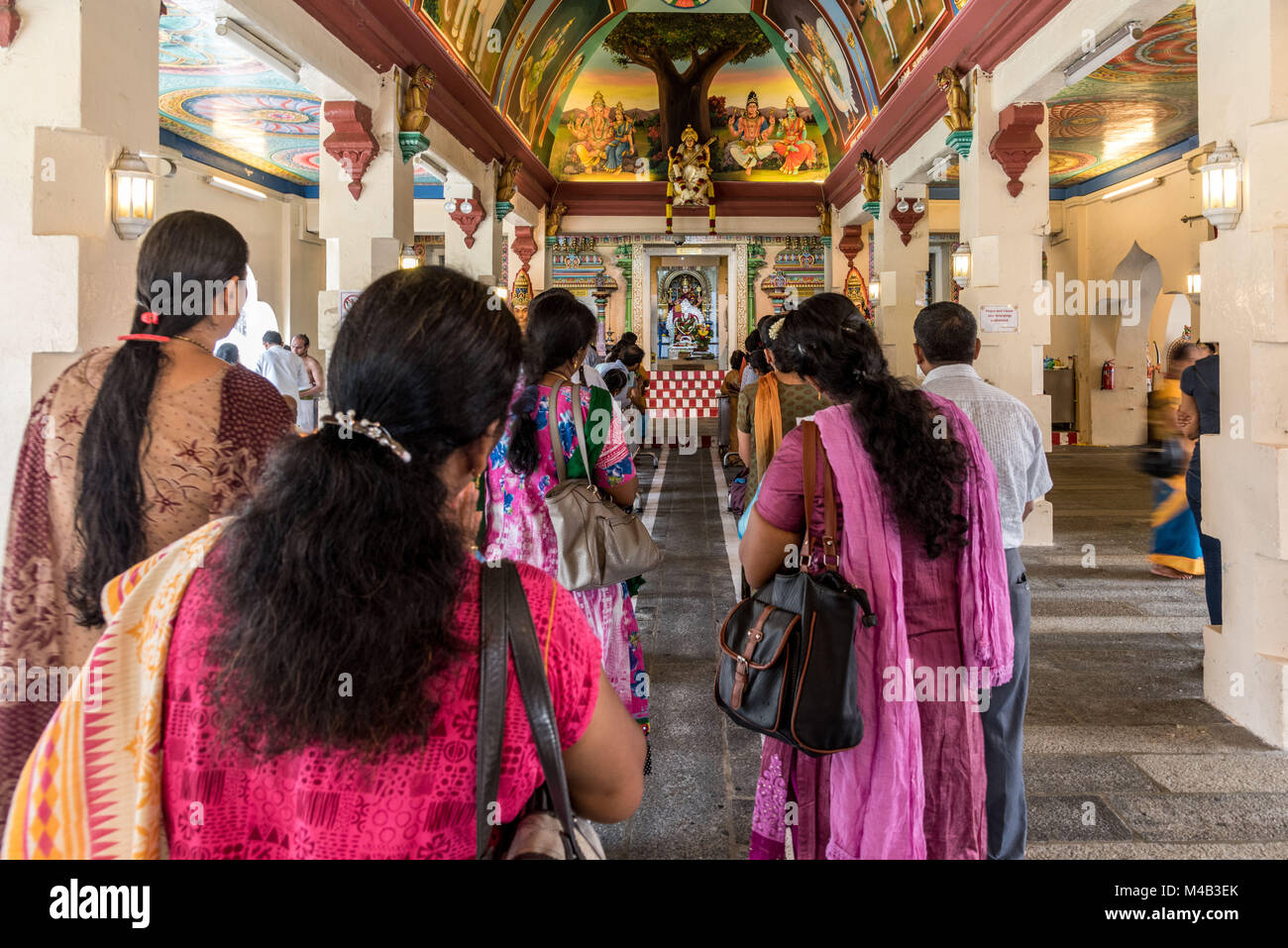 Little India,Singapore,donne allineando in un tempio indù,vista posteriore Foto Stock