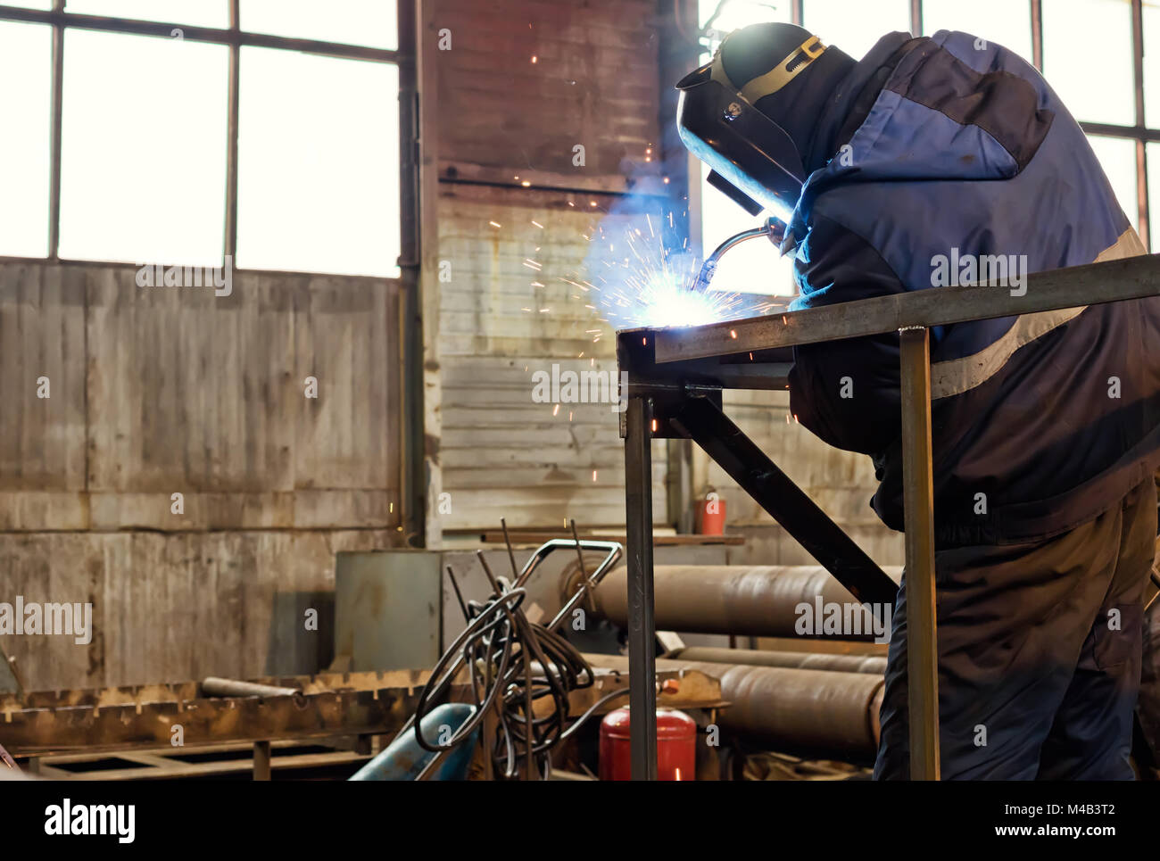 Semi-automatico di saldatura di strutture metalliche nel negozio Foto Stock