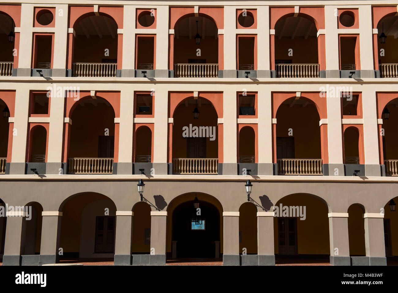 Caserma Ballaja - Museo delle Americhe mette in luce colorata arte folk,Patrimonio mondiale dell'Unesco la città vecchia di San Juan, Puerto Rico,dei Caraibi Foto Stock