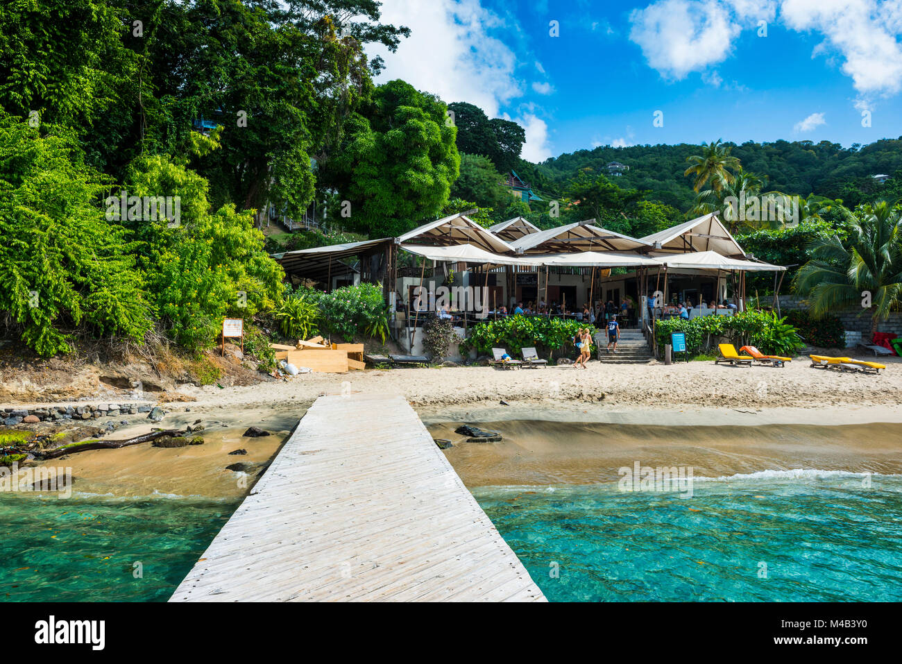 Ristorante sulla spiaggia di Princess Margaret beach,Admirality bay,Bequia,San Vincent e Grenadine,Carribean Foto Stock