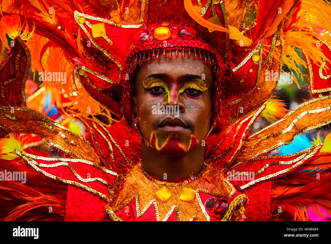 Immagini Stock - Uomo Nativo Defile In Costume Colorato All'evento Annuale  Di Carnevale Tradizionale Dominicano. Image 141310678