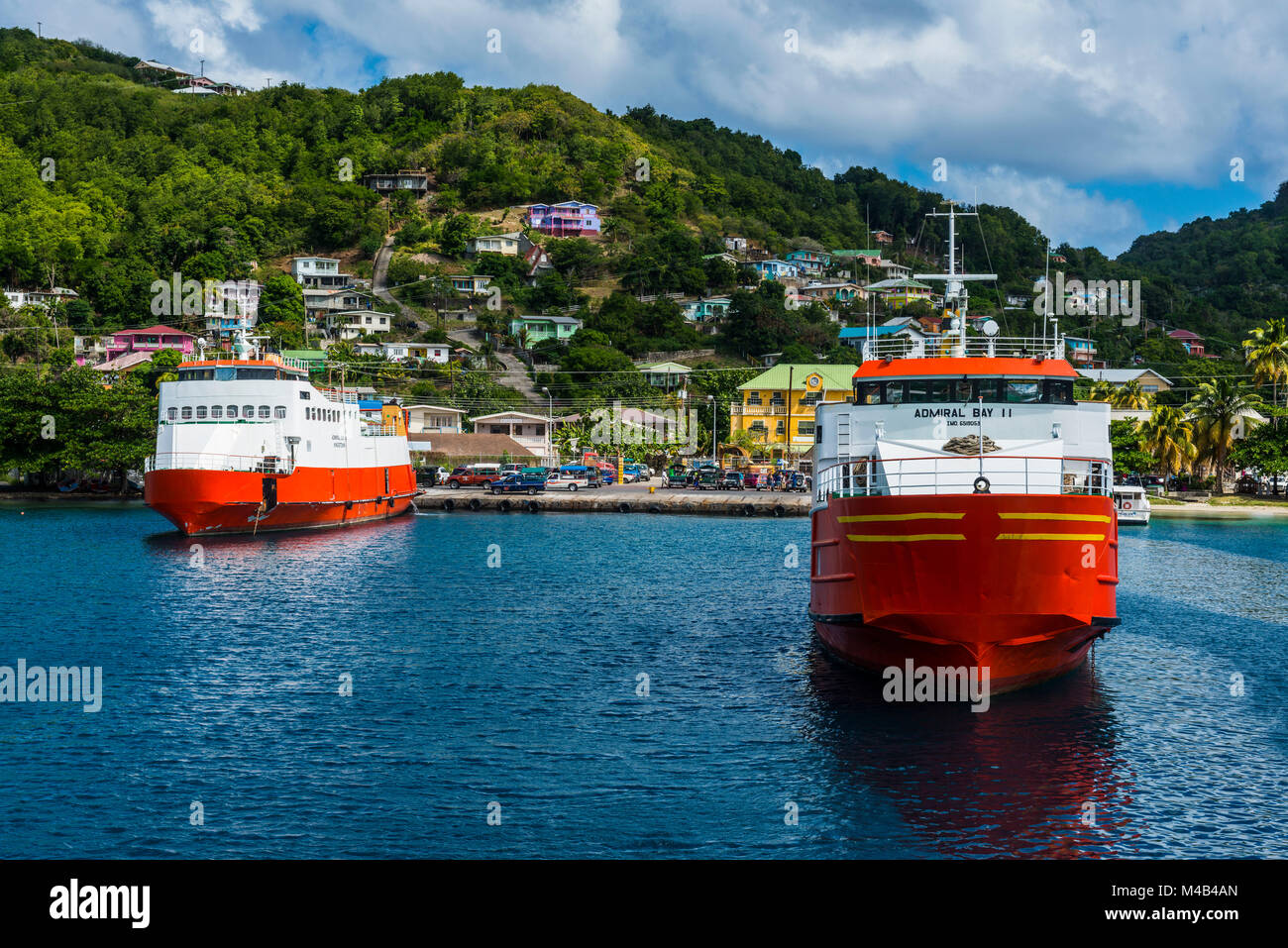 I Traghetti di ancoraggio nel porto di Port Elizabeth,Admirality bay,Bequia,San Vincent e Grenadine,Carribean Foto Stock