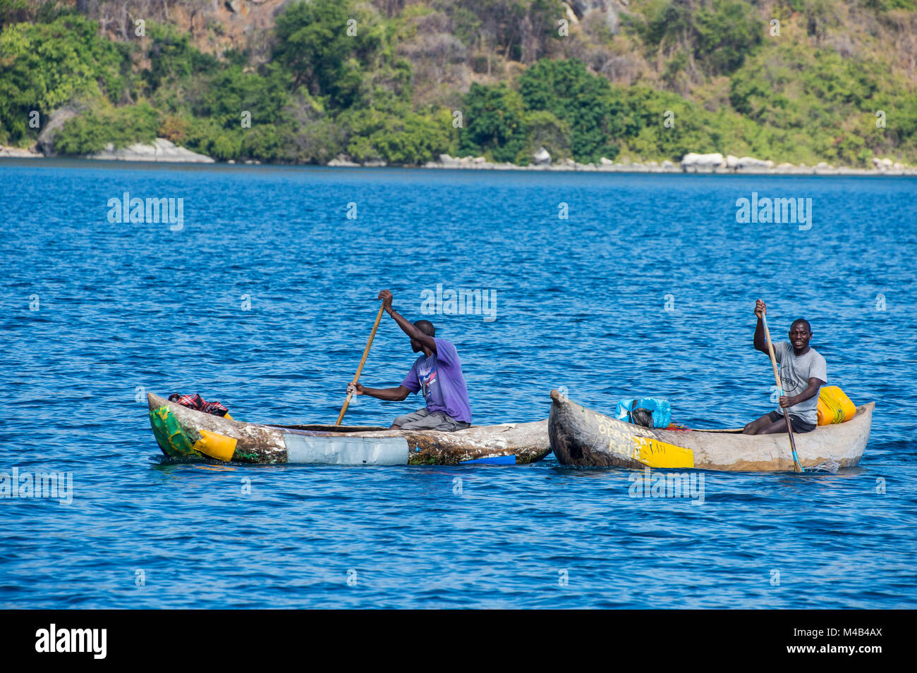 I pescatori nelle loro canoe andare a pesca,Lago Malawi,Cape Maclear,Malawi,Africa Foto Stock