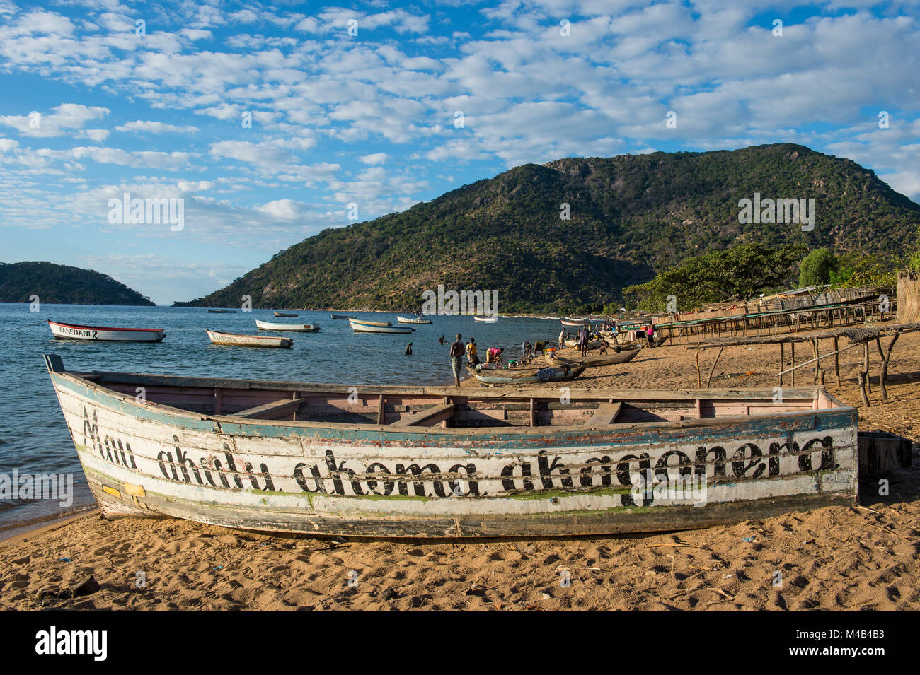 Barche da pesca su una spiaggia,Lago Malawi,Cape Maclear,Malawi,Africa Foto Stock