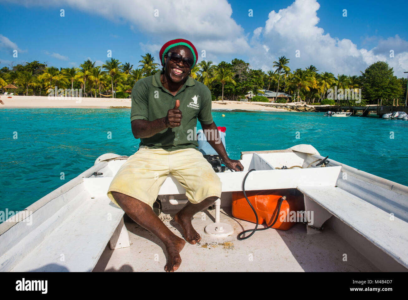 Gentile Rasta seduto nel suo motoscafo,Palm Island,Grenadine Isole,San Vincent e Grenadine,dei Caraibi Foto Stock