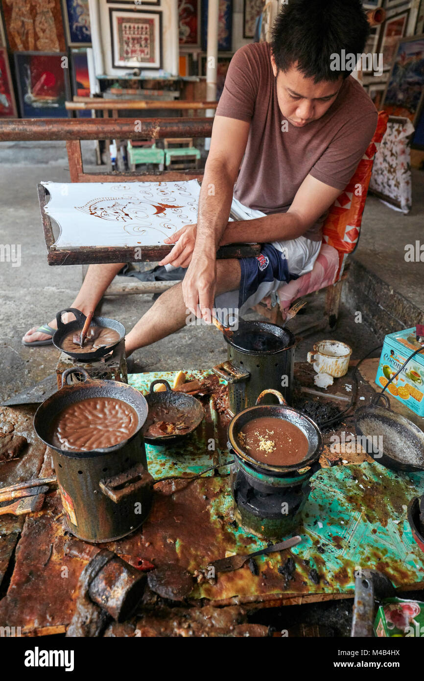 Un creatore di batik lavora nel suo laboratorio a Batik seno, una galleria a Yogyakarta, Java, Indonesia. Foto Stock