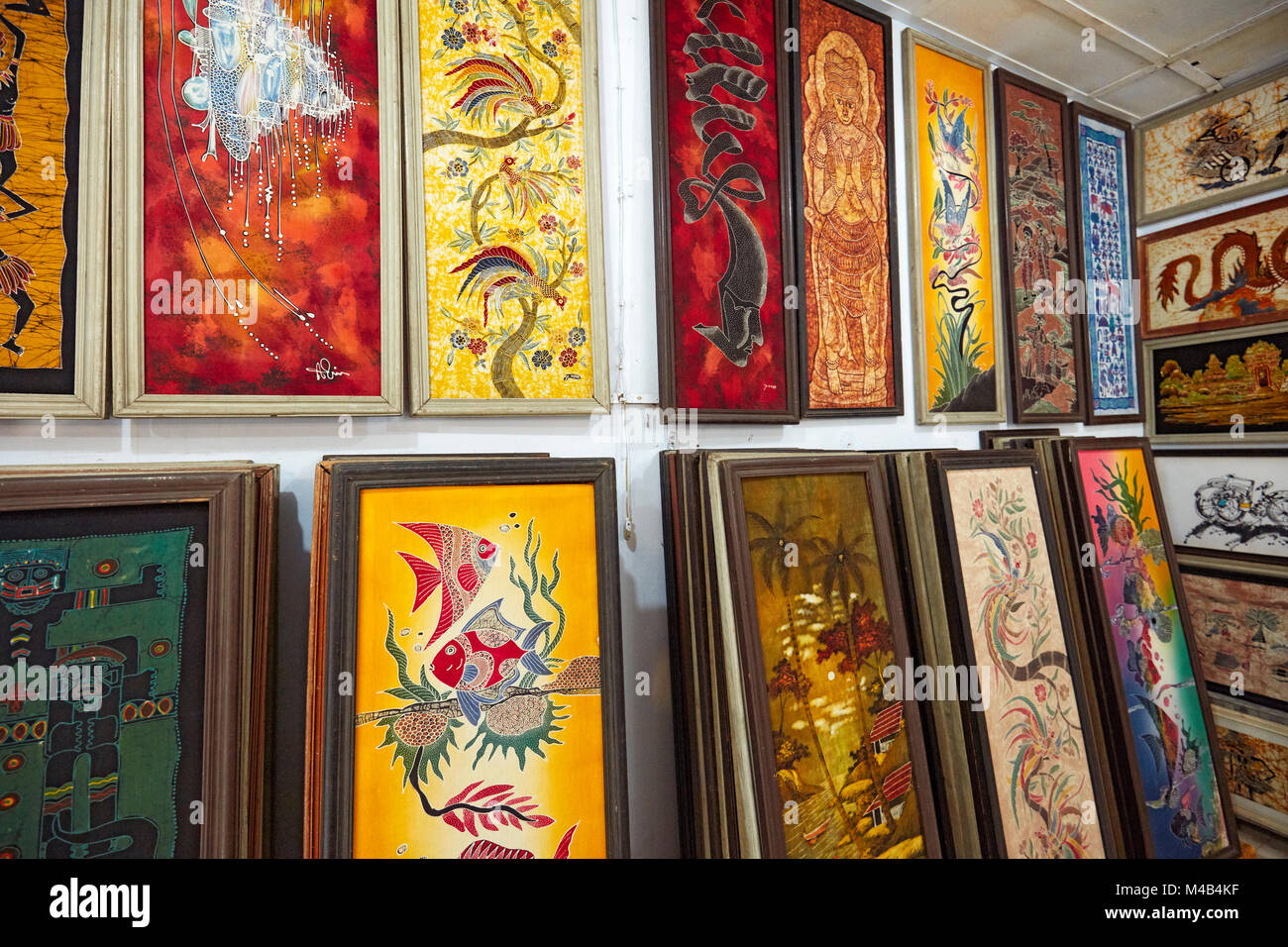 Selezione di cornici e di batik dipinti per la vendita di Batik Seno shop. Yogyakarta, Java, Indonesia. Foto Stock