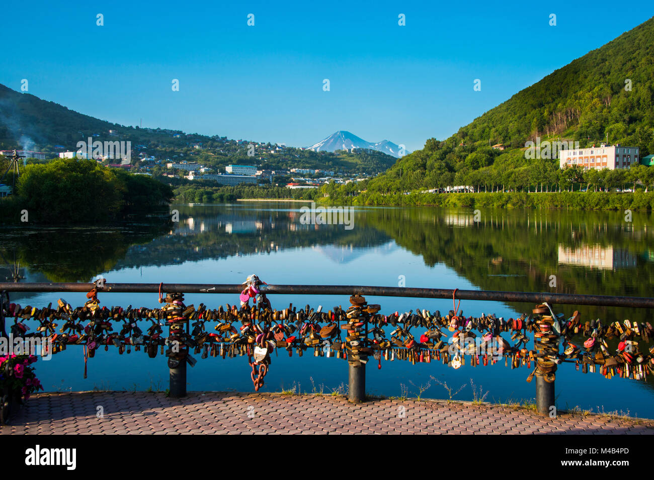 Un sacco di catene su un corrimano sopra un lago artificiale in Petropavlovsk-Kamchatsky,Kamchatka,Russia Foto Stock