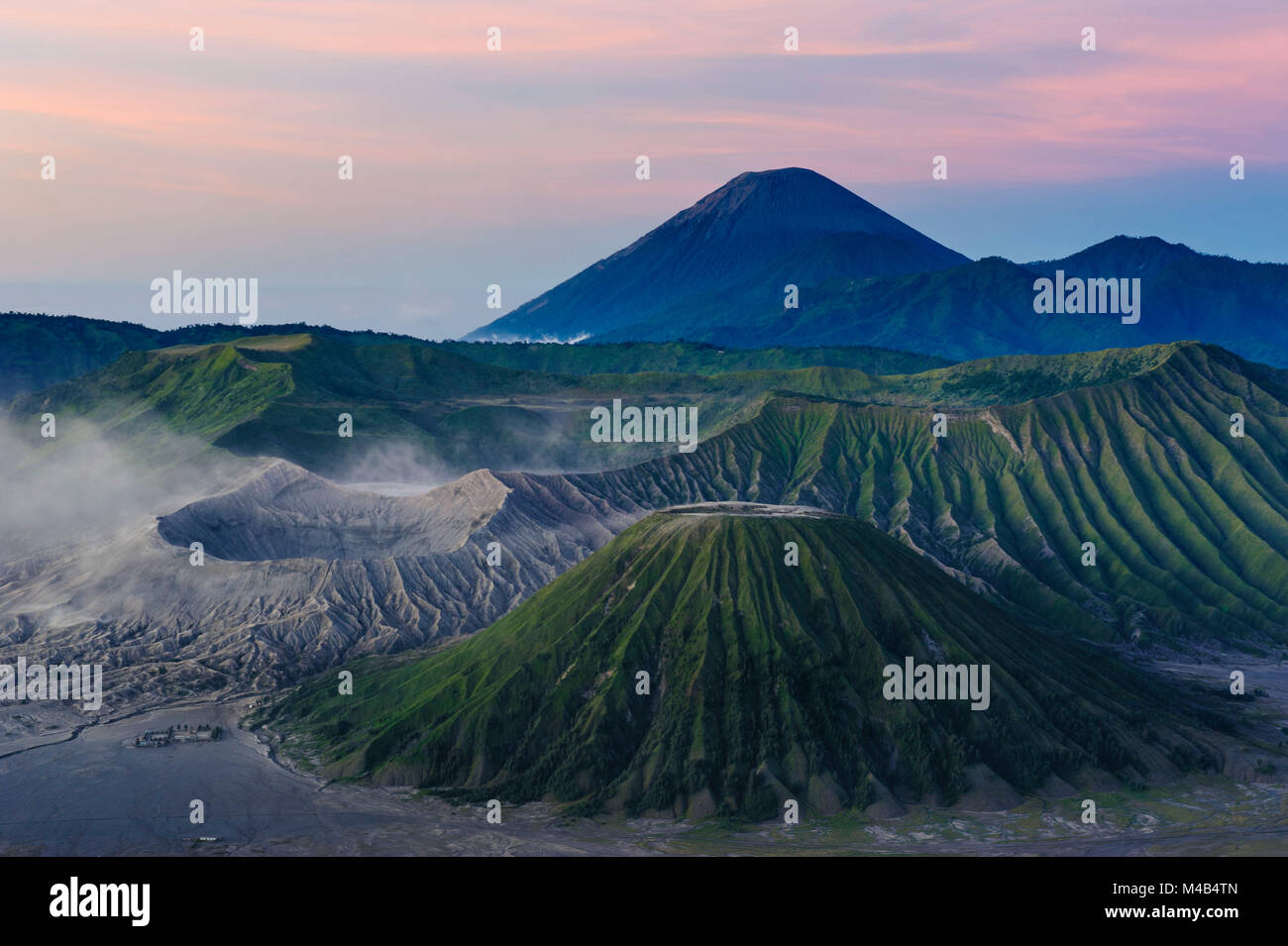 Monte Bromo cratere vulcanico all'alba,bromo Tengger Semeru National Park, Java,Indonesia Foto Stock