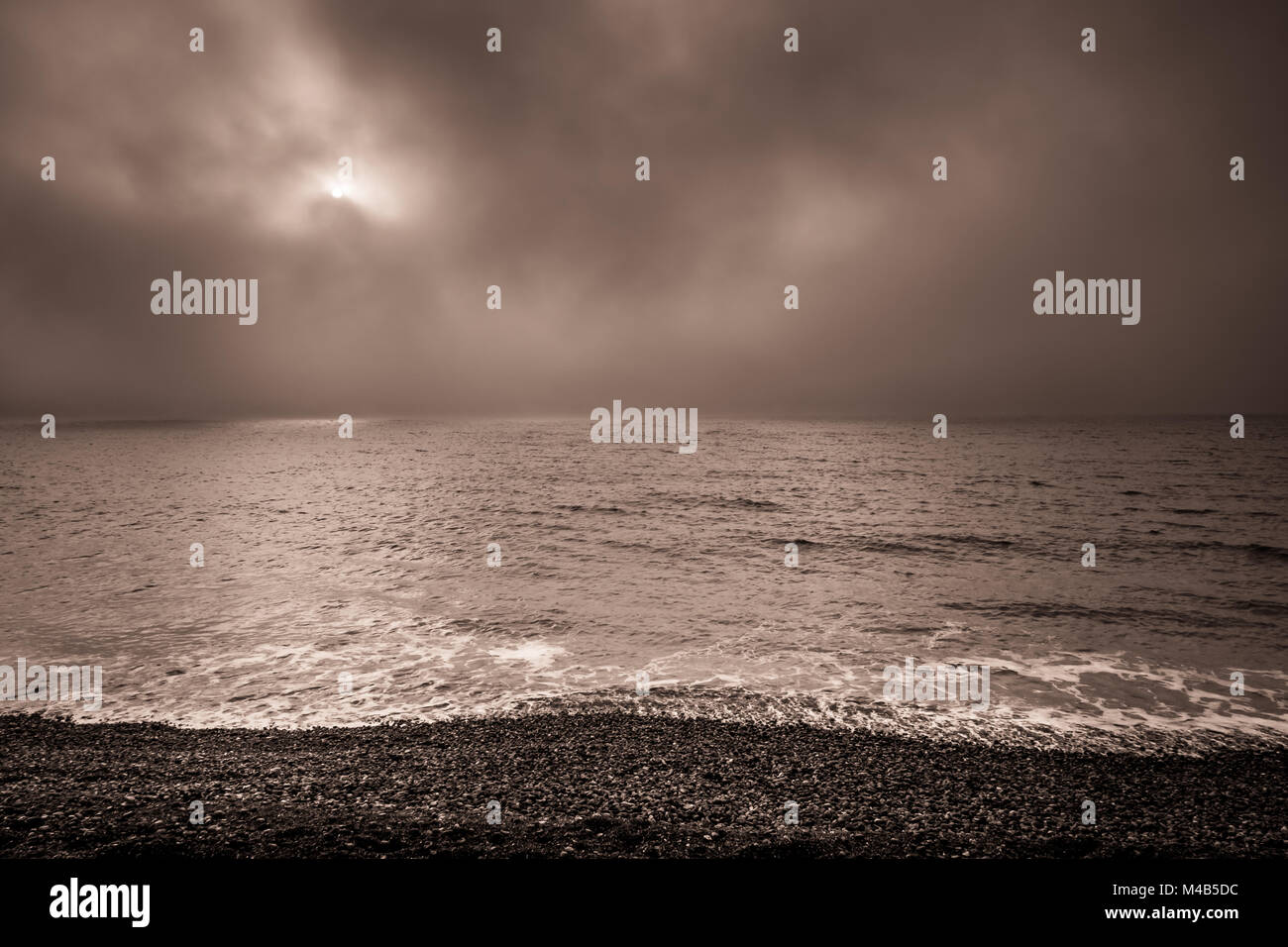 Nuvoloso alba sulla spiaggia Foto Stock