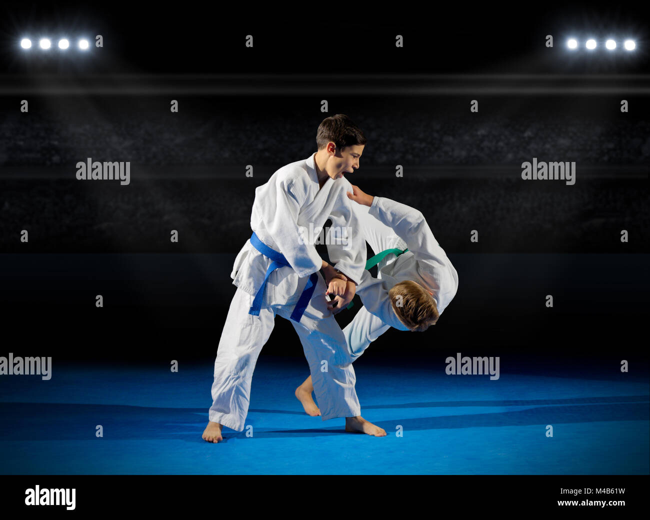 Bambini arti marziali fighters in sports hall Foto Stock