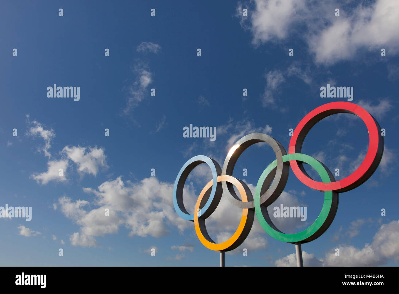 LONDON, Regno Unito - 15 Febbraio 2018: il simbolo olimpico, composta di cinque interconnessi anelli colorati, sotto un cielo blu Foto Stock