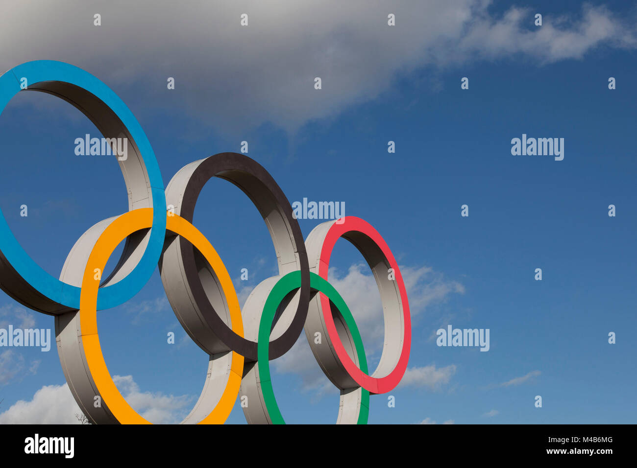 LONDON, Regno Unito - 15 Febbraio 2018: il simbolo olimpico, composta di cinque interconnessi anelli colorati, sotto un cielo blu Foto Stock