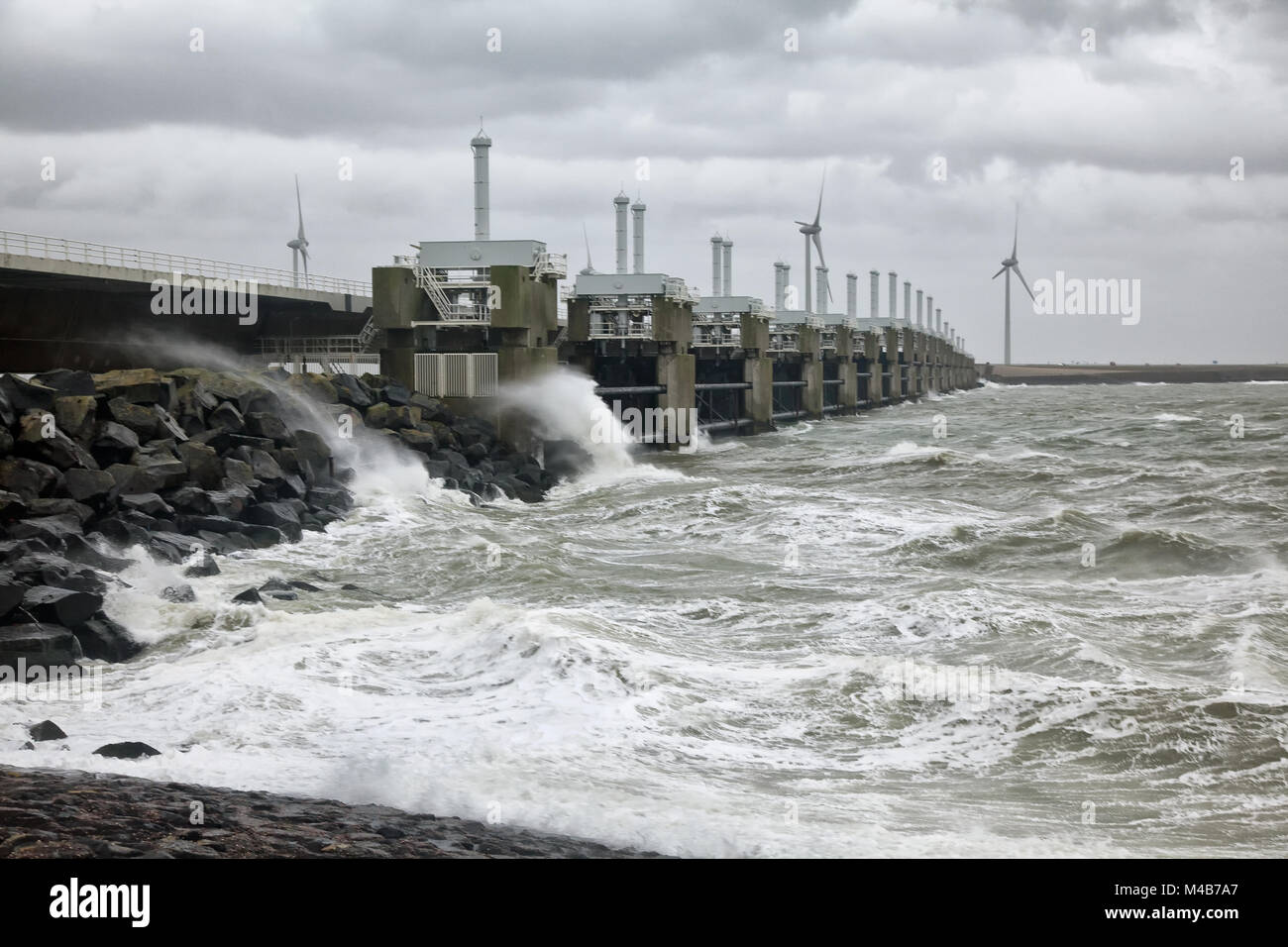 Alte onde in tempesta flood barrier, Oosterscheldekering a Neeltje-reimerswaal Jans, Zeeland, Paesi Bassi Foto Stock