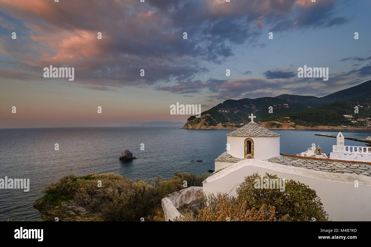 Skopelos è una bellissima isola che attira famiglie e coppie romantiche. È diventato famoso quando le scene del film Mamma Mia sono state filmate vi Foto Stock