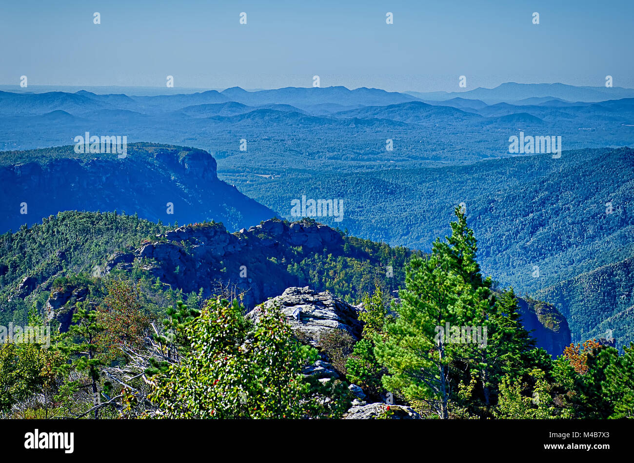 Hawksbill montagna a Linville gorge con Table Rock paesaggi di montagna Foto Stock