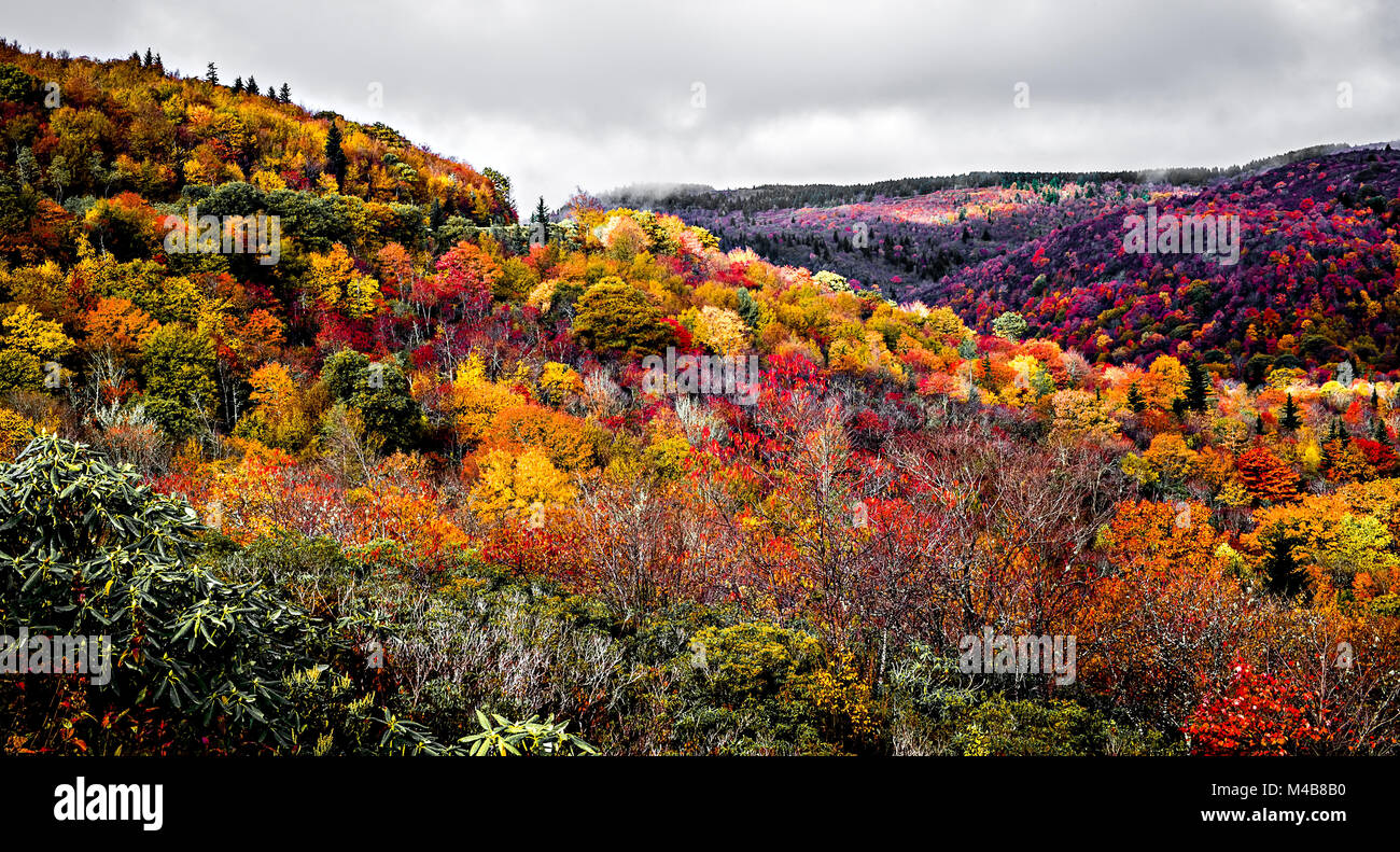 Cimitero sui campi del Blue Ridge Parkway in autunno Foto Stock