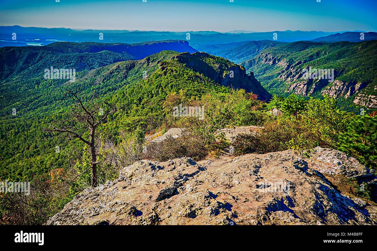 Hawksbill montagna a Linville gorge con Table Rock paesaggi di montagna Foto Stock