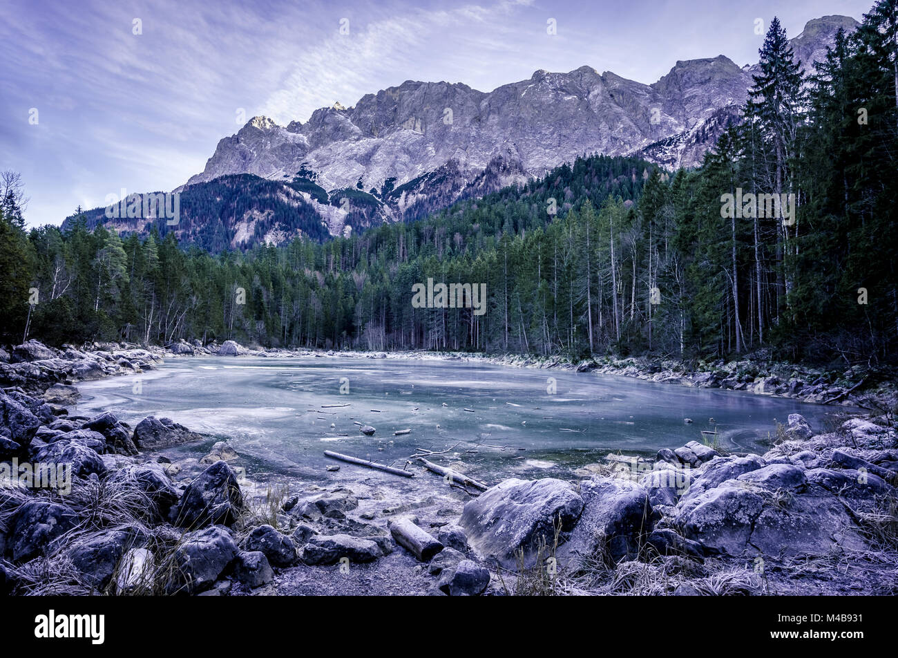 Lago ghiacciato nelle Alpi tedesche Foto Stock