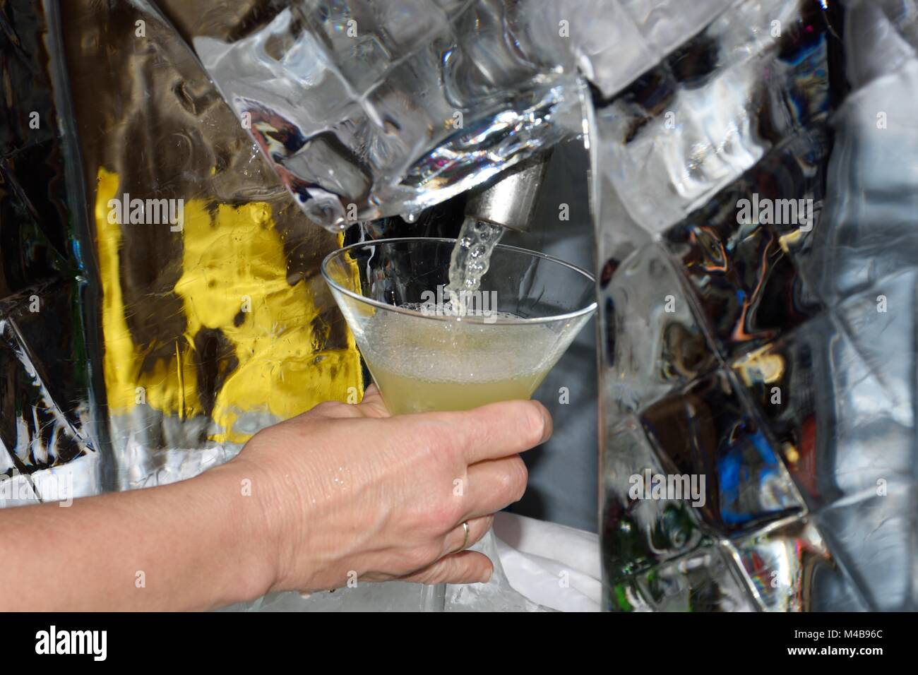 Bicchiere di martini che viene colato fuori dalla macchina Foto Stock