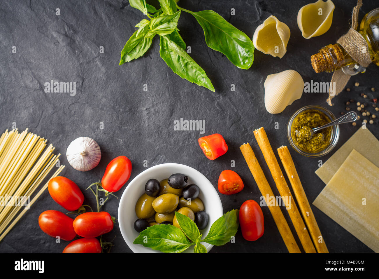 Il cibo italiano ancora in vita sul tavolo scuro vista superiore Foto Stock