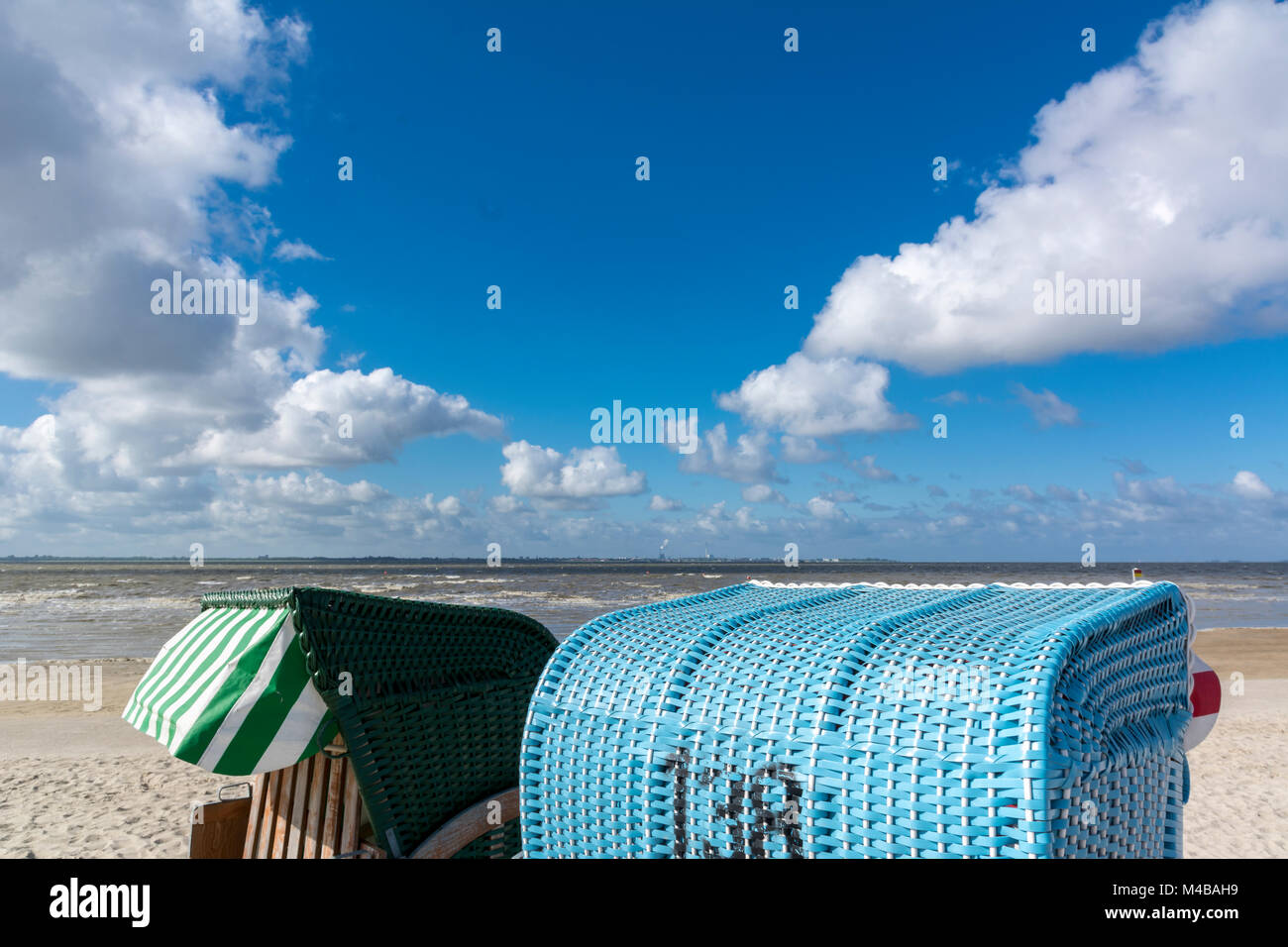 Am Strand von Dangast mit blauen Strandkörben Foto Stock