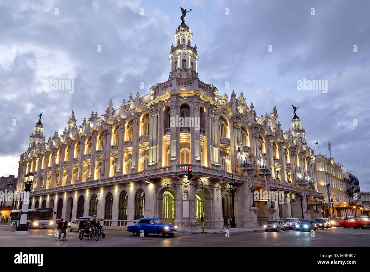 Gran Teatro de La Habana Alicia Alonso Theatre di notte, Paseo del Prado Street, Havana, Cuba Foto Stock