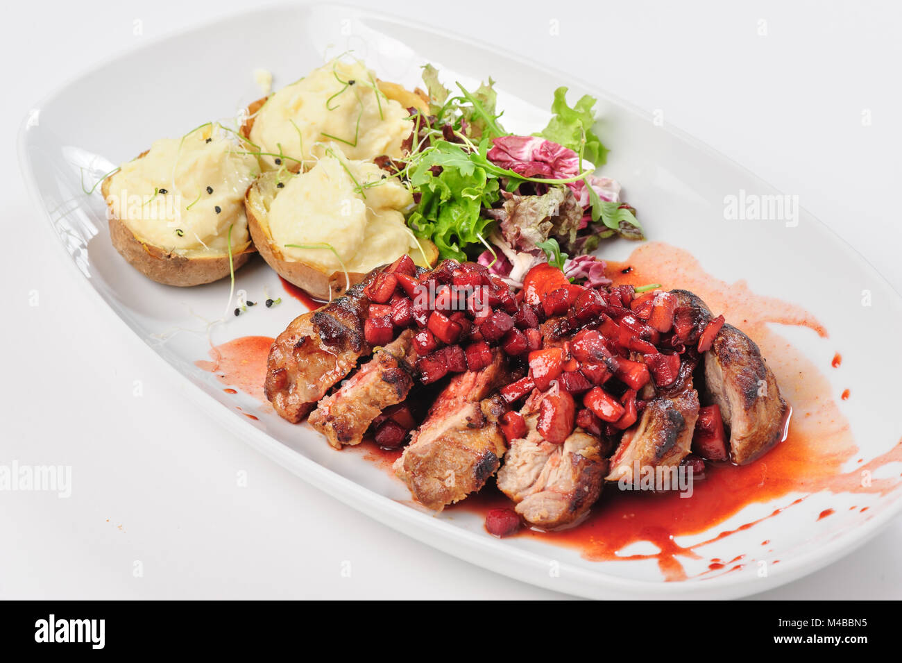 Arrosto di manzo con berry e salsa di mele Foto Stock