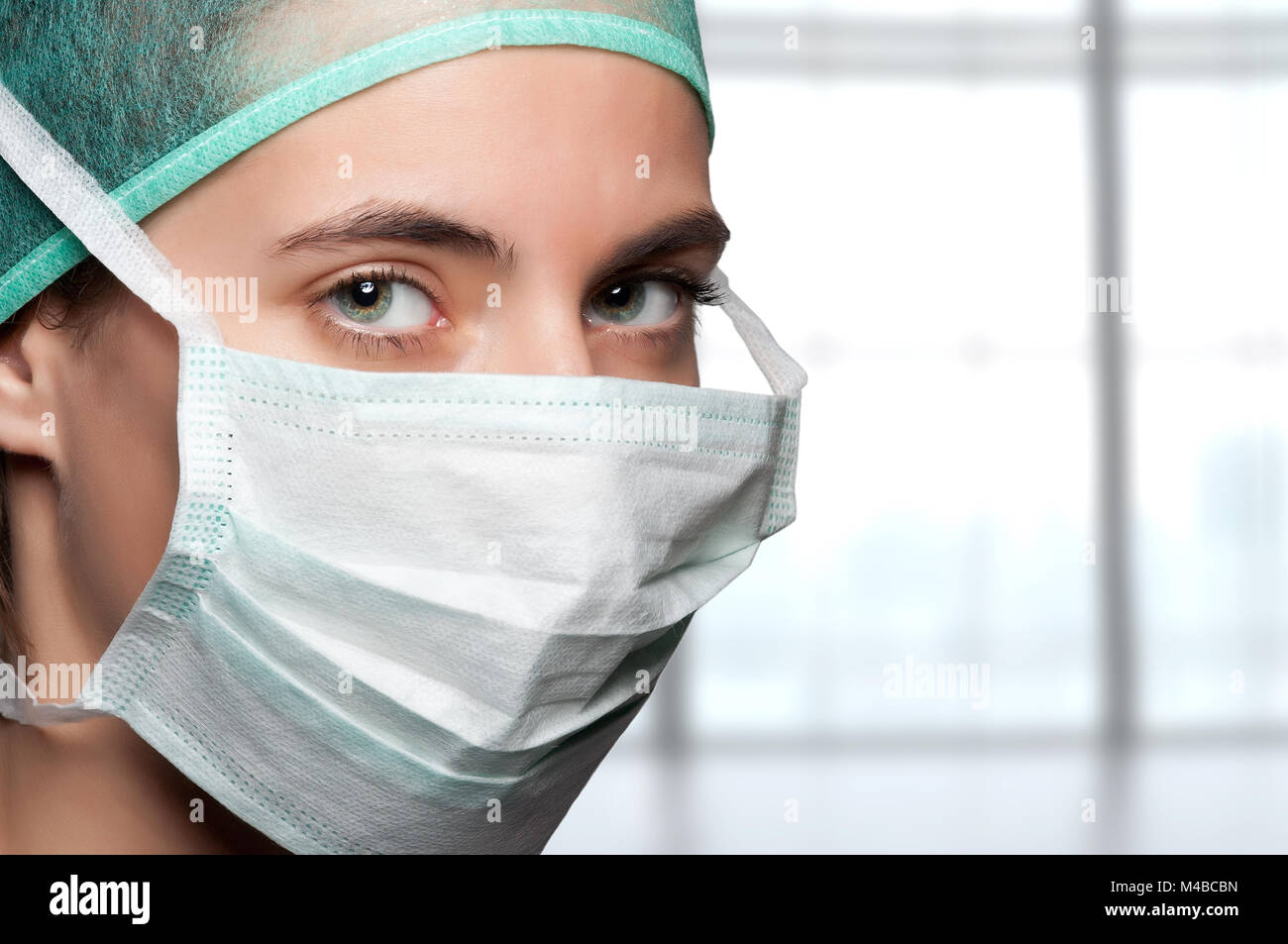Chirurgo femmina con la maschera per il viso Foto Stock