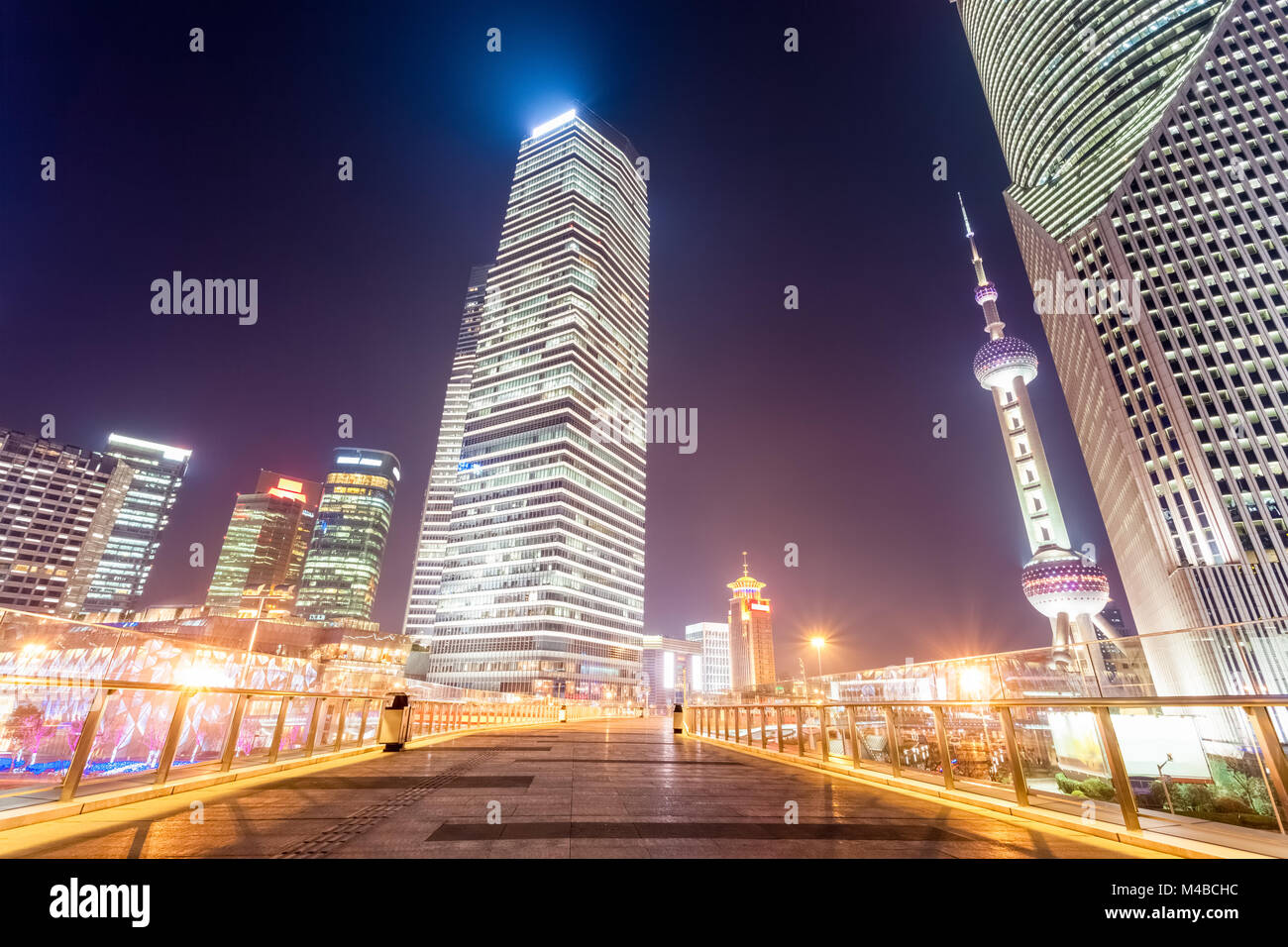 Shanghai cityscape sul ponte pedonale di notte Foto Stock