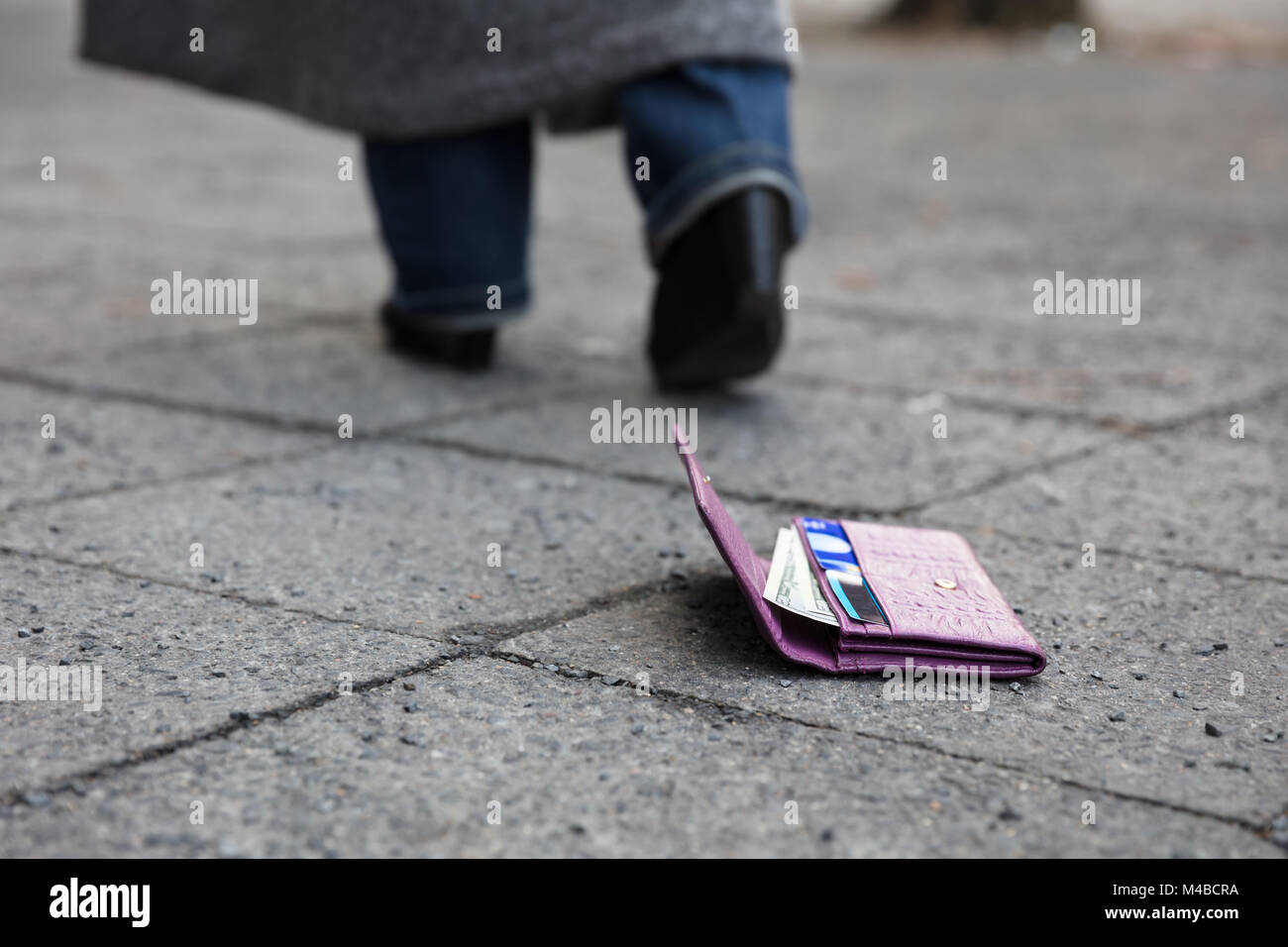 La donna a piedi dopo aver perso la sua borsa su strada Foto Stock