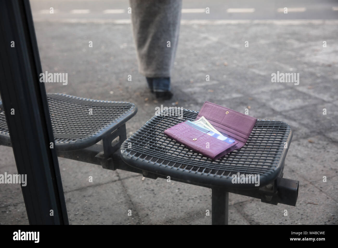 La donna a piedi dopo aver perso la sua borsa sul banco di lavoro Foto Stock