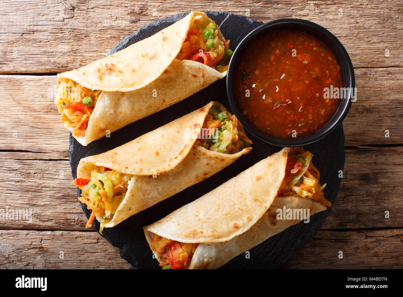 Indian veg Primavera Rotolo farcito con vari ortaggi vicino sul tavolo. Parte superiore orizzontale vista da sopra Foto Stock