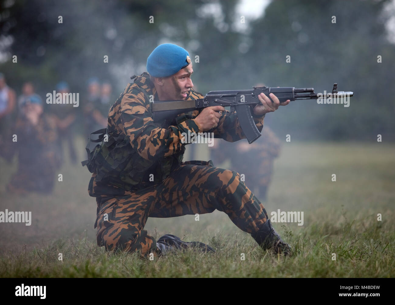 Soldati russi. Uomo militare in blu beret. Un uomo forte combatte. Truppe aviotrasportate. Foto Stock