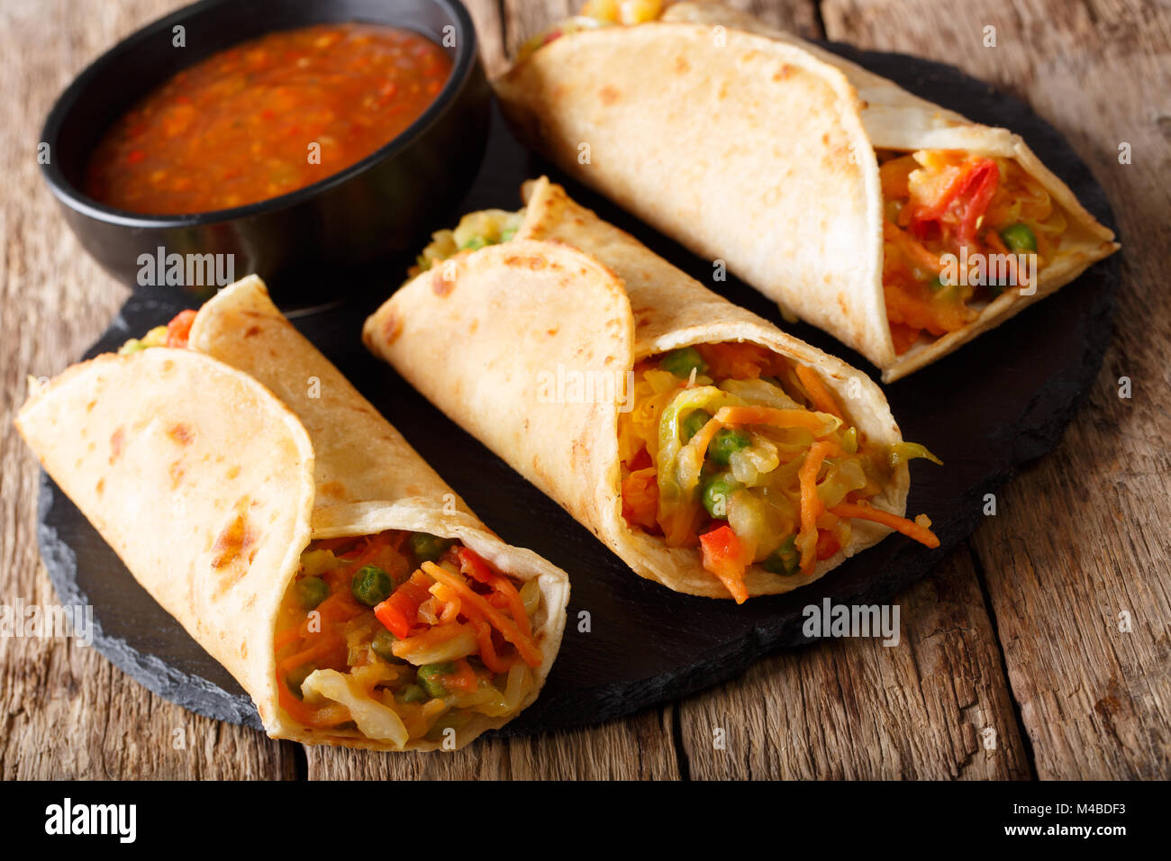 Indian veg Primavera Rotolo farcito con vari ortaggi vicino sul tavolo. Posizione orizzontale Foto Stock