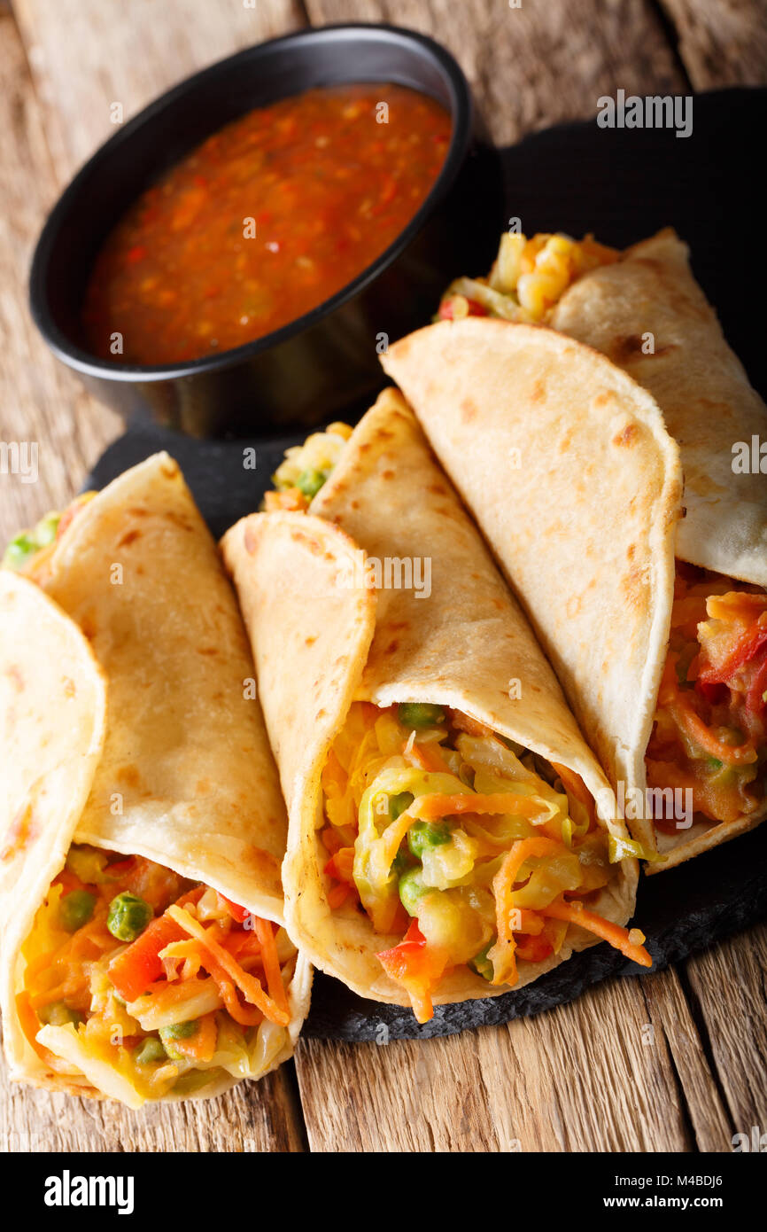 Frankies sono noti anche come rulli di Kathi Mumbai popolare cucina di strada vicino sul tavolo. In verticale Foto Stock