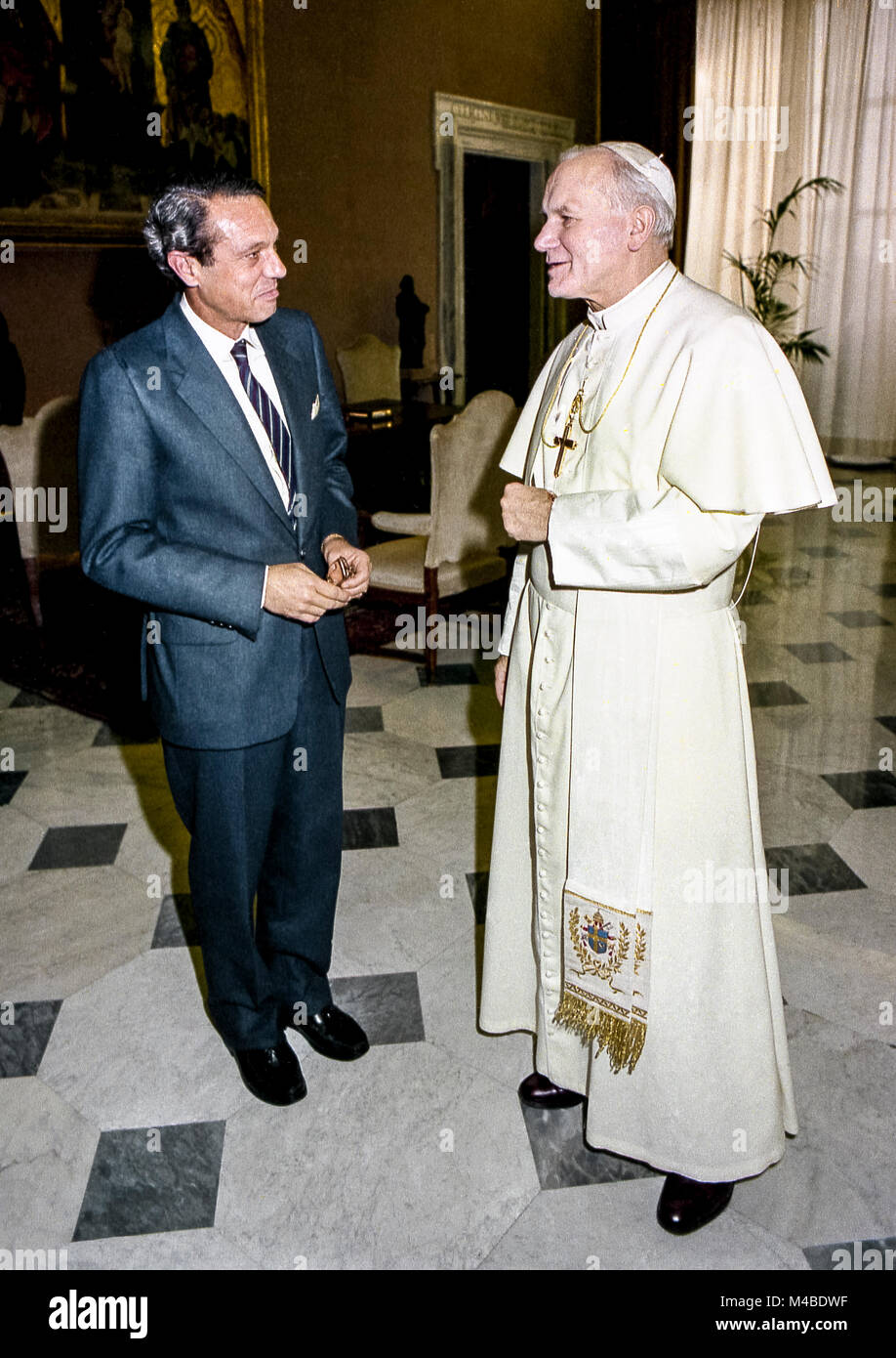 Papa Giovanni Paolo II e JoaquÃ-n Navarro Valls (Cartagena 16 Novembre 1936- Roma, 5 luglio 2017) portavoce del Papa Foto Stock