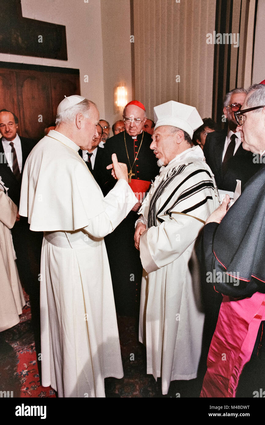 Giovanni Paolo Ii Ha Visitato La Sinagoga Di Roma Il 13 Aprile 1986 In Questa Immagine Incontrare Con Il Rabbino Elio Toaff Foto Stock Alamy